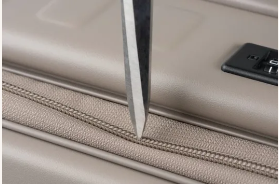 LOJEL CUBO Fit Liteのファスナーと刃物