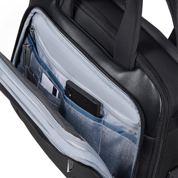 フロントポケット内