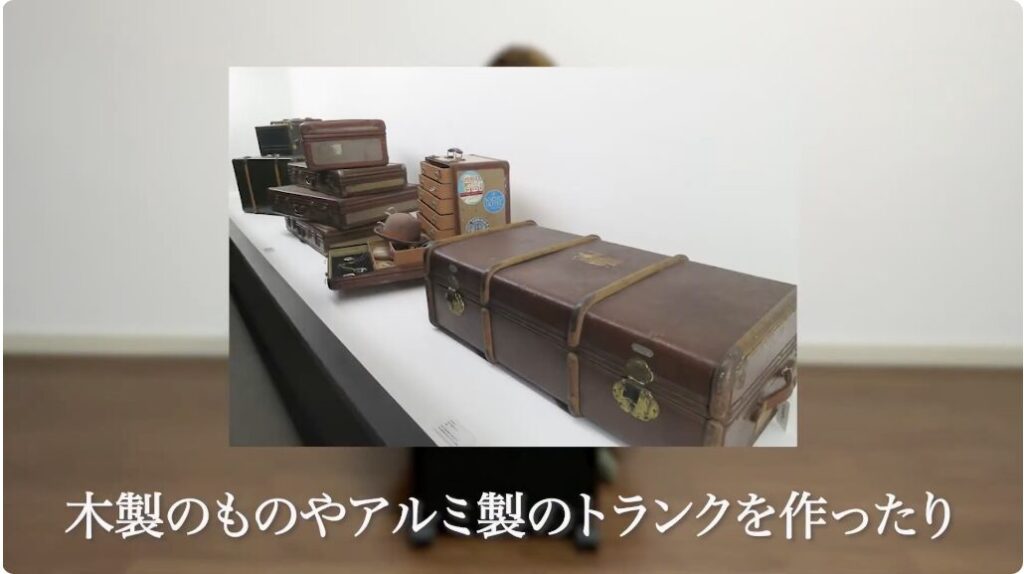 小さな工場で木製のスーツケースを作っていた